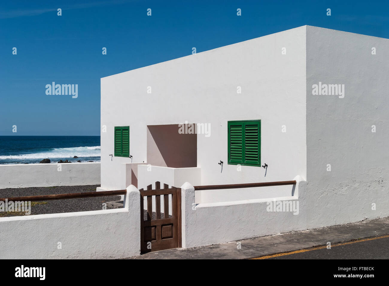 Bianco tradizionale e casa verde, El Golfo, Lanzarote, Isole Canarie Foto Stock