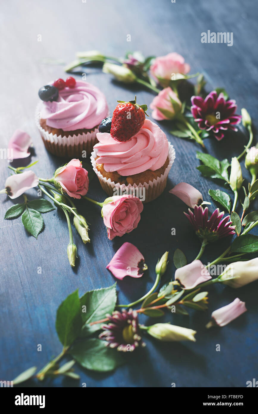 Tortini di fragola con fiori Foto Stock