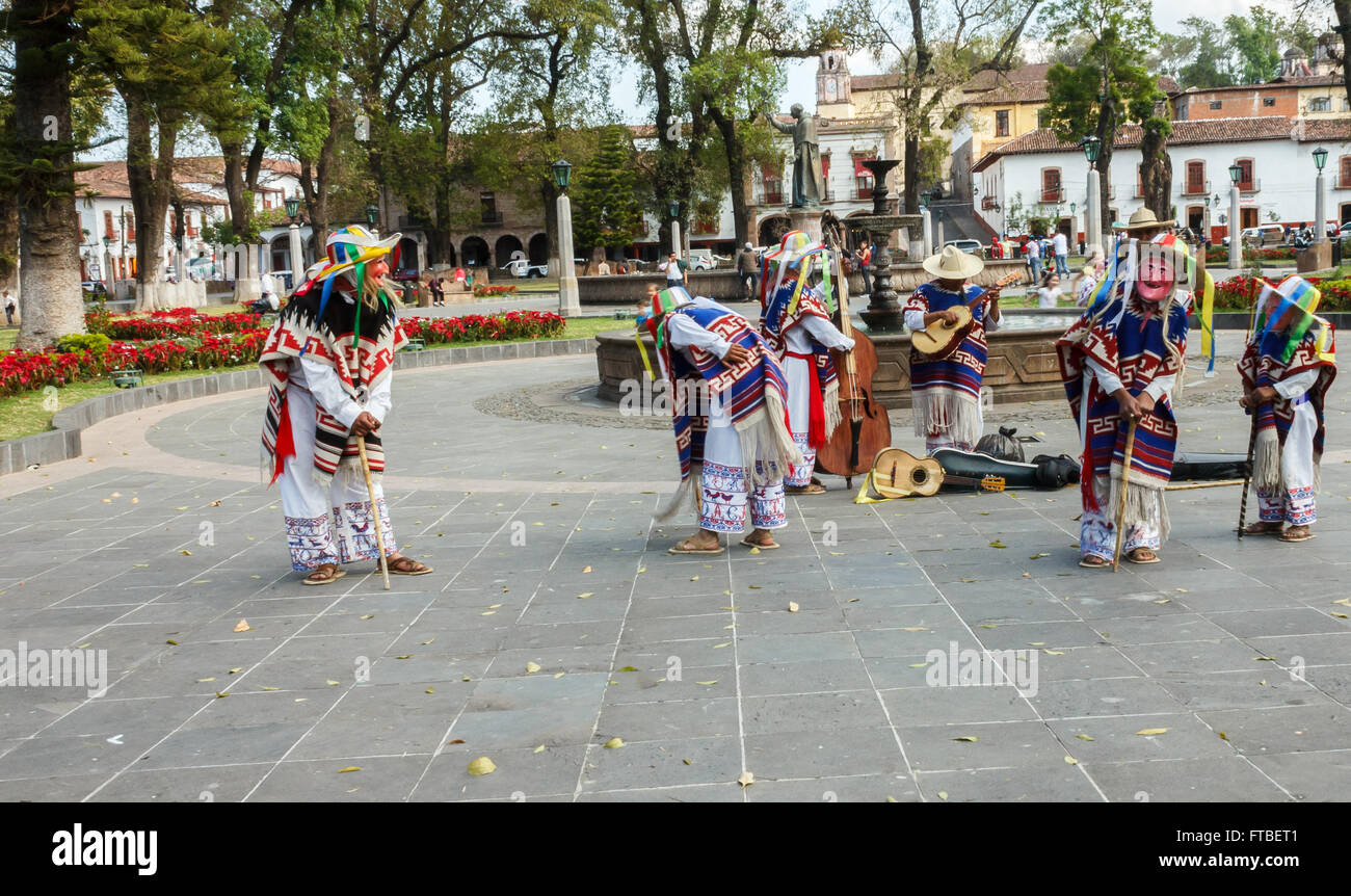La Danza dei piccoli uomini anziani prestazioni in Patzcuaro, Michoacán, Messico Foto Stock