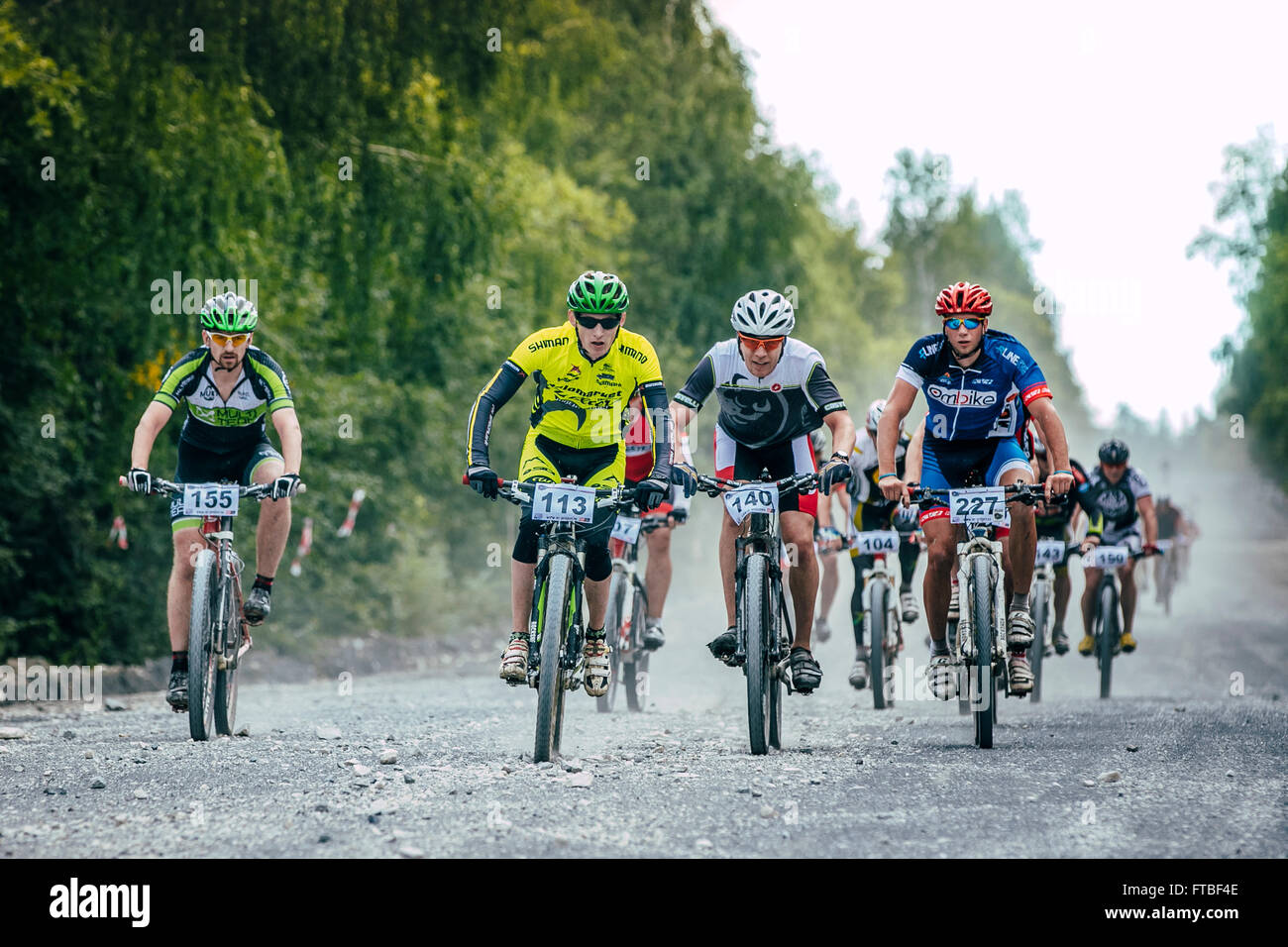 V.Ufaley, Russia - Agosto 09, 2015: un gruppo di ciclisti lungo la discesa durante la gara "Big Stone" Foto Stock