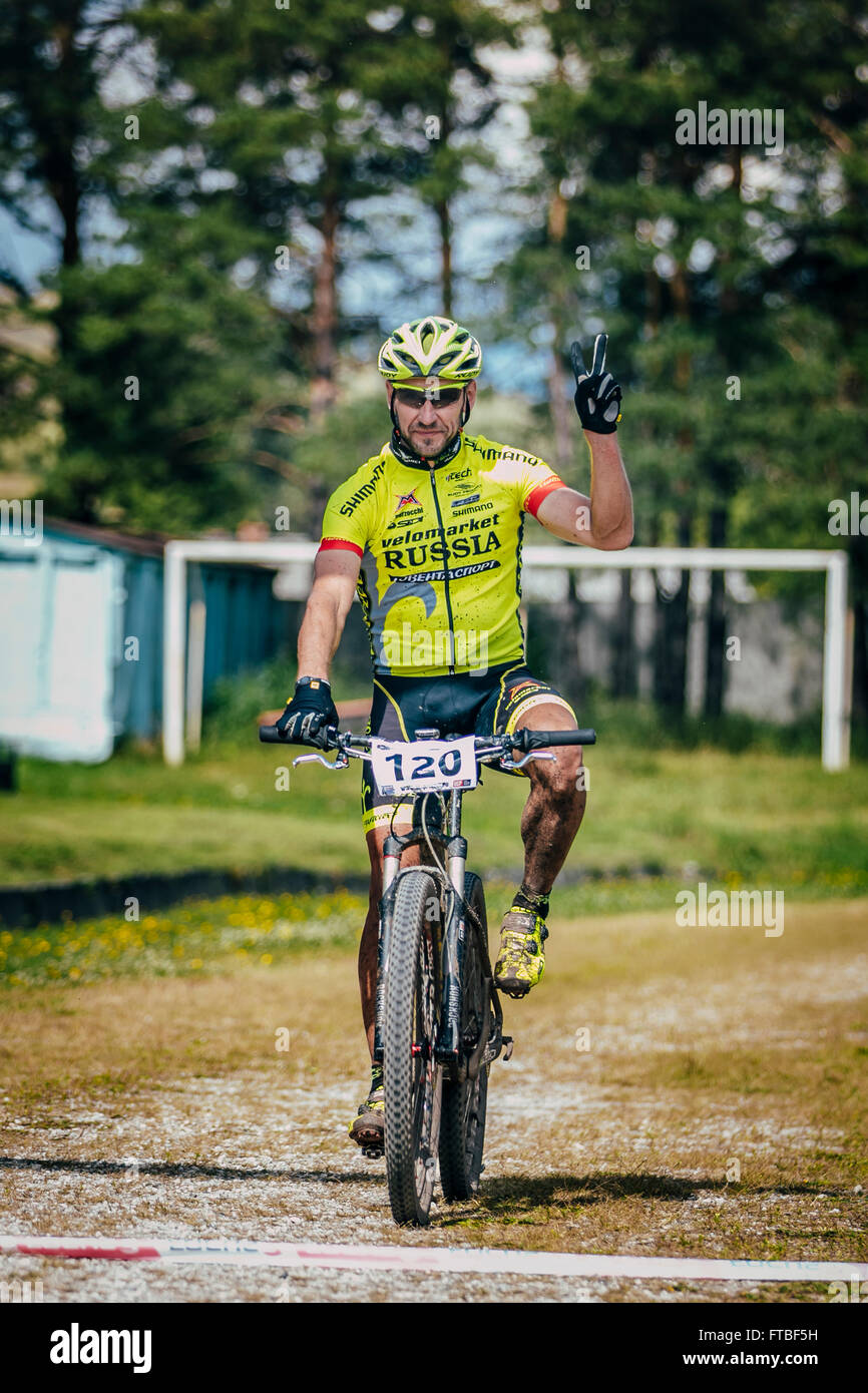 V.Ufaley, Russia - Agosto 09, 2015: ciclista ha vinto la gara "Big Stone" Foto Stock