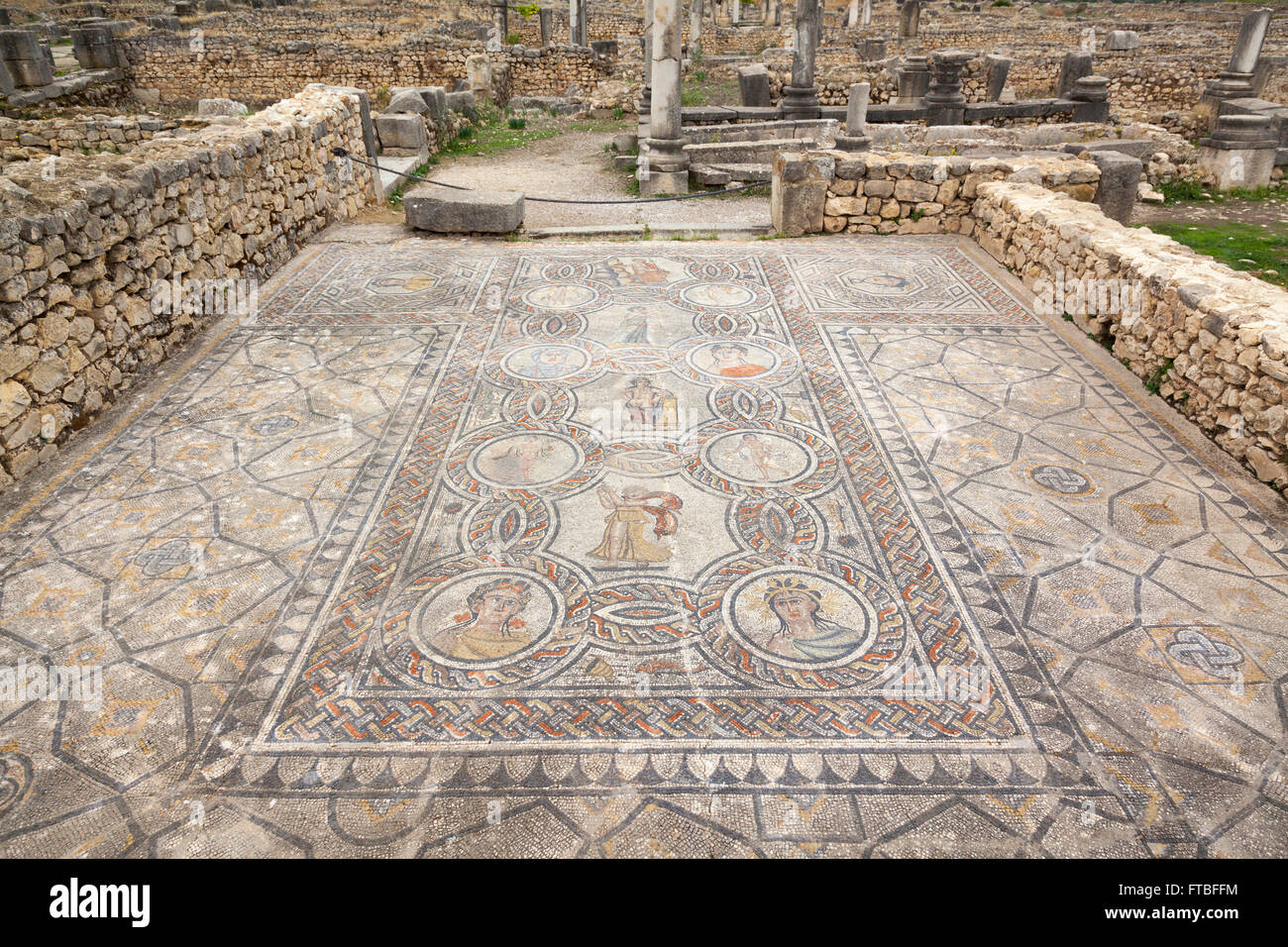 UNESCO World Heritage Site, Marocco - rovine romane e mosaici. Mosaico delle quattro stagioni nella casa delle fatiche di Ercole Foto Stock