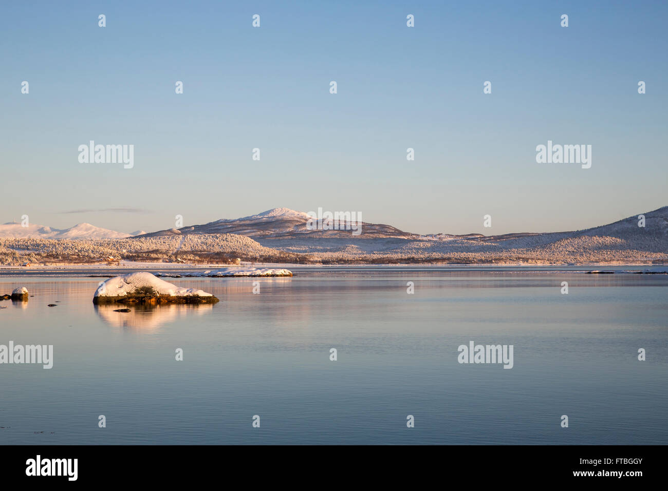 Paesaggio innevato, Tranøybotn al Tranøyfjord, Senja, Troms, Norvegia Foto Stock