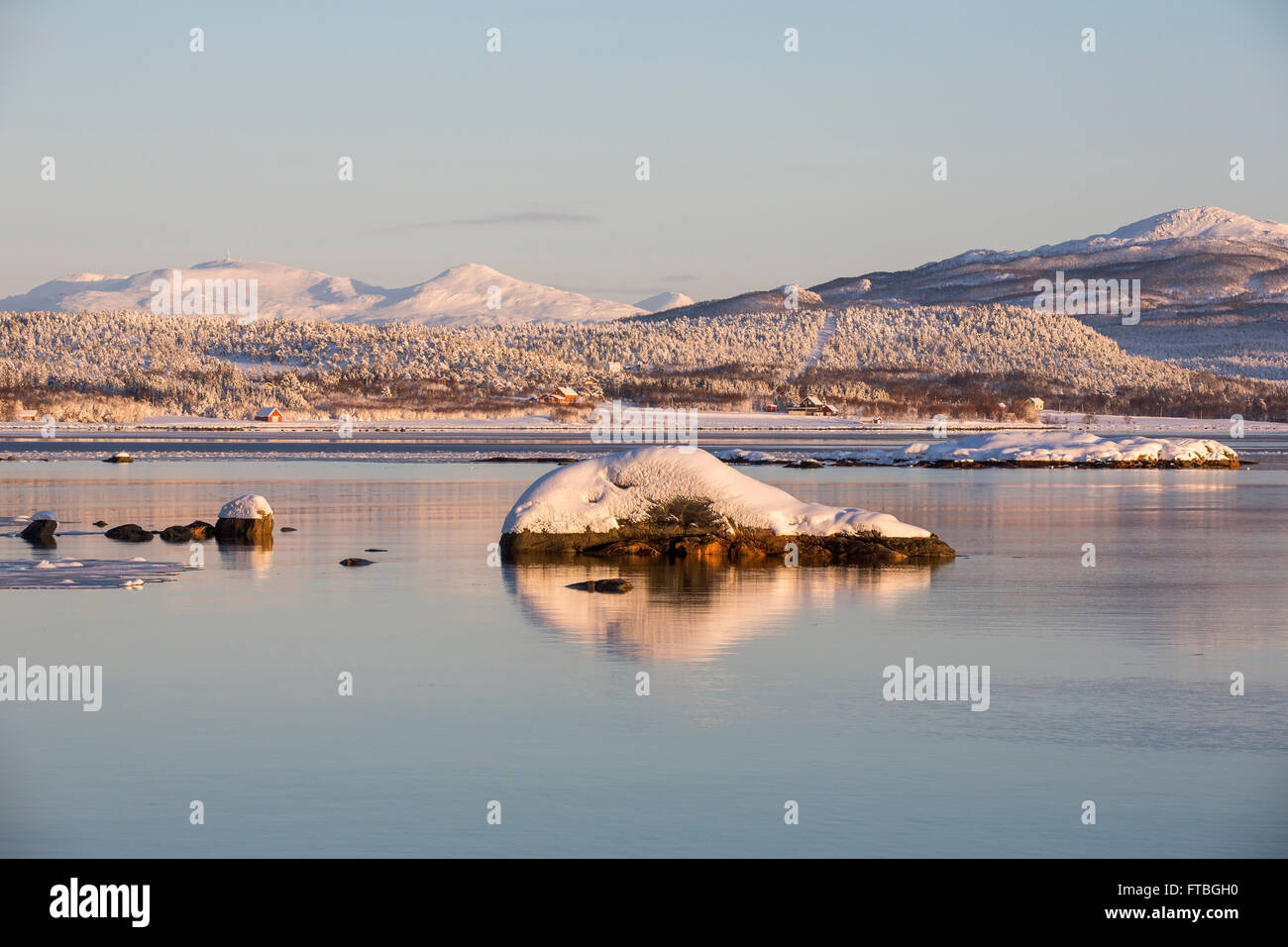 Paesaggio innevato, Tranøybotn al Tranøyfjord, Senja, Troms, Norvegia Foto Stock