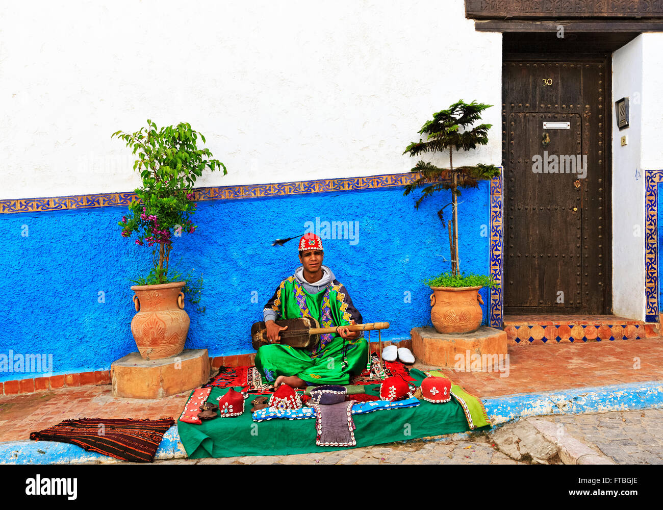 Musicista Gnawa giocando su un Sintir, Kasbah del Udayas, Rabat, Marocco Foto Stock