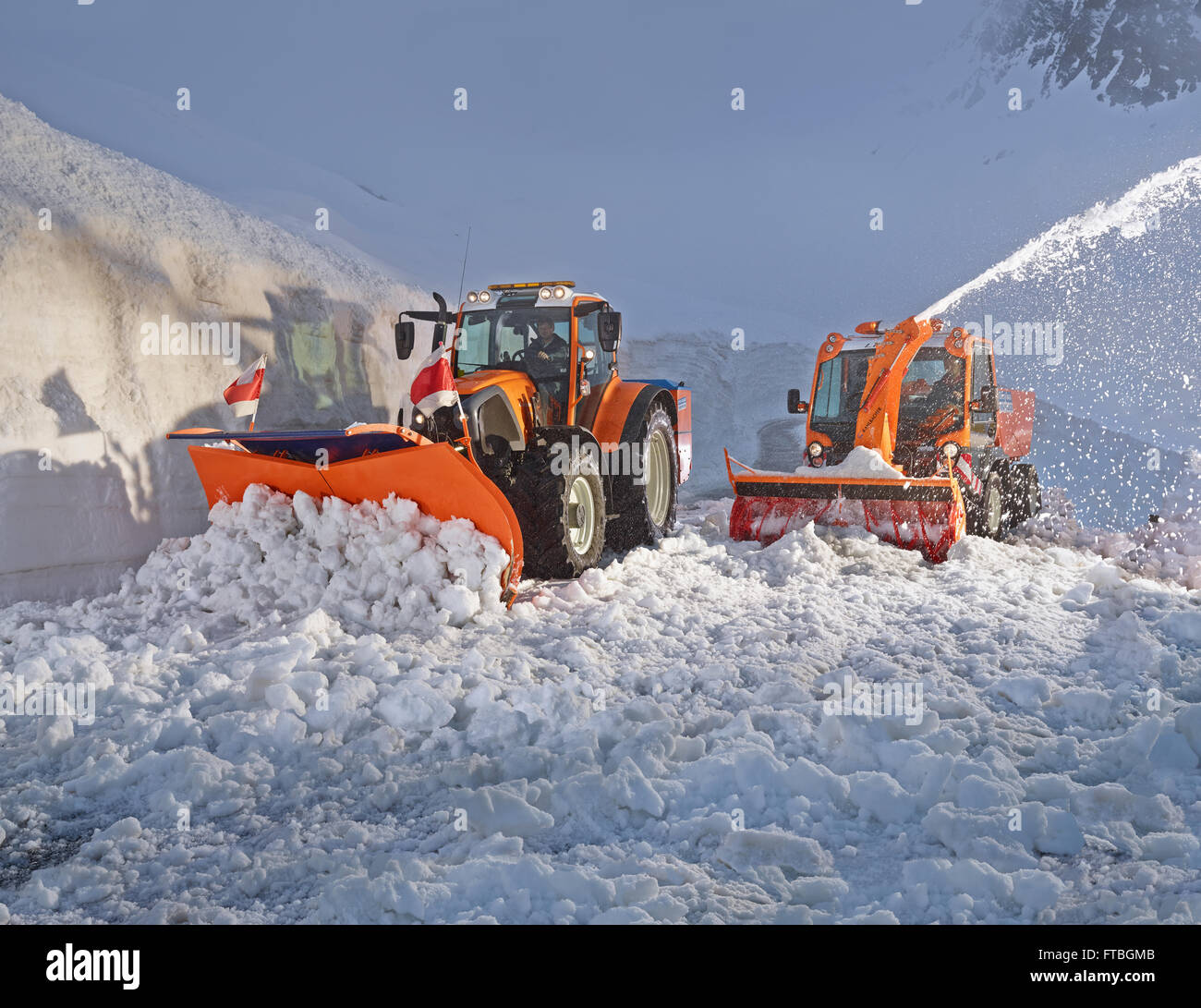 Lo spazzaneve e il trattore la rimozione di neve, manutenzione invernale, Hochgurgl, Ötztal, Tirolo, Austria Foto Stock
