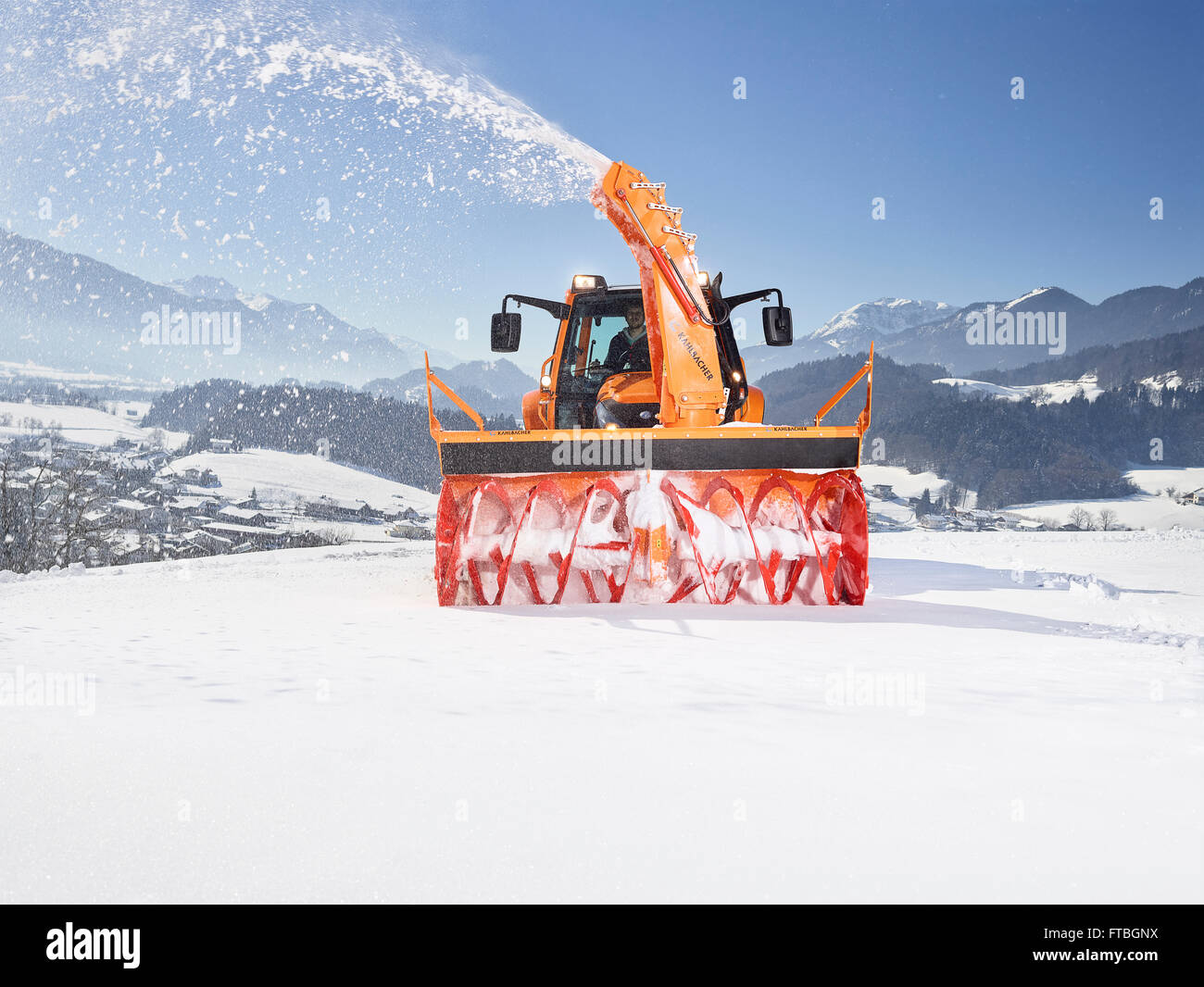 Trattore con un ventilatore di neve la rimozione di neve, servizi invernali, Kundl, Valle Inn, Distretto di Kufstein, Tirolo, Austria Foto Stock