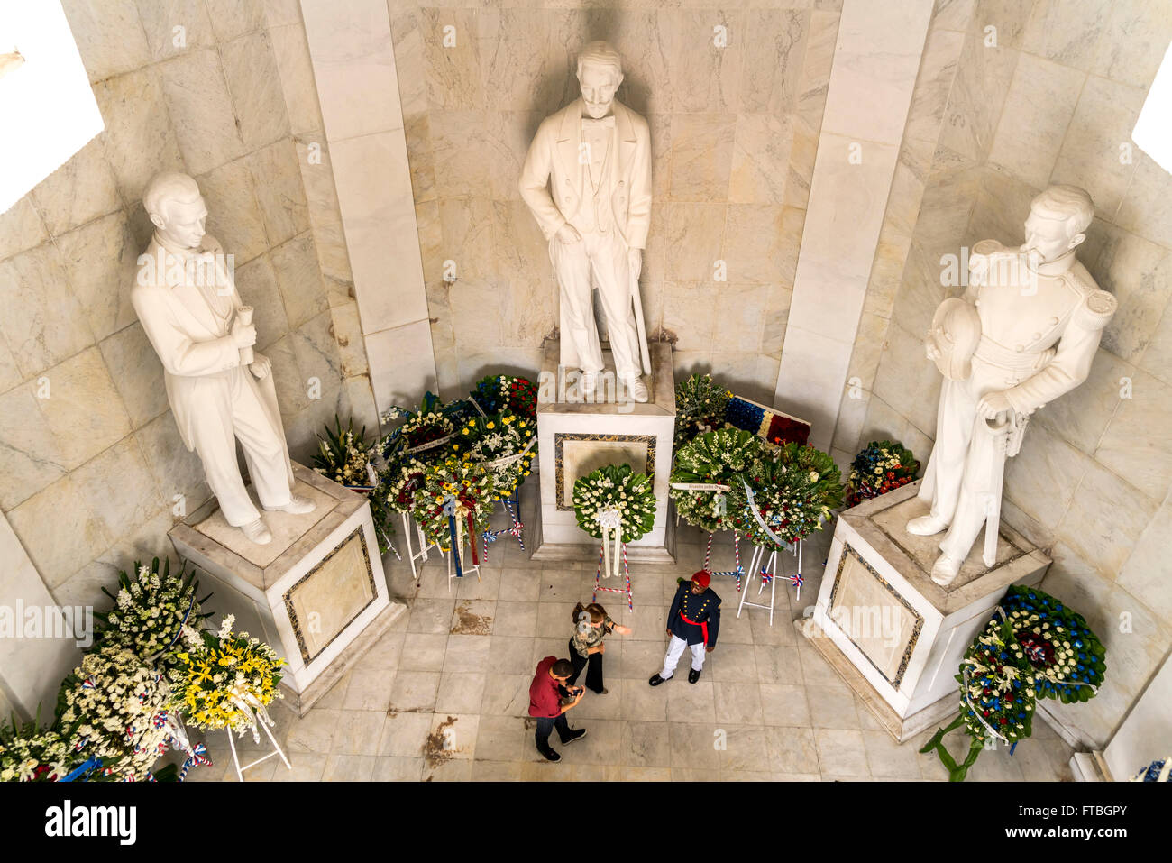 Le statue dei padri fondatori della Repubblica Dominicana, la camera interna del mausoleo, altare de la Patria nel Parque Foto Stock
