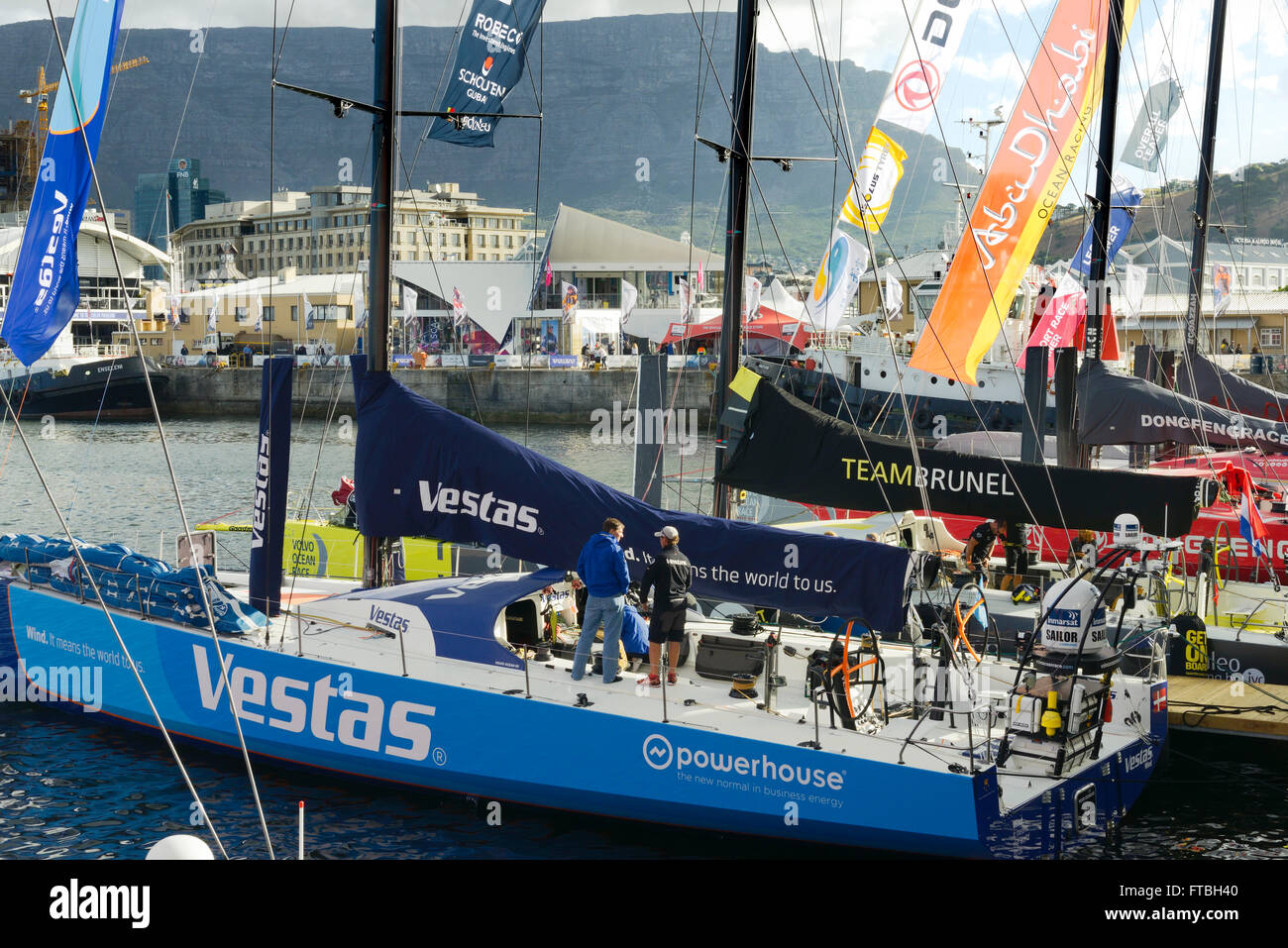 Vista delle imbarcazioni da corsa che partecipano all'Abu Dhabi Ocean Racing, Volvo Ocean Race 2014-2015 con vista frontale dell'imbarcazione Vestas. Foto Stock