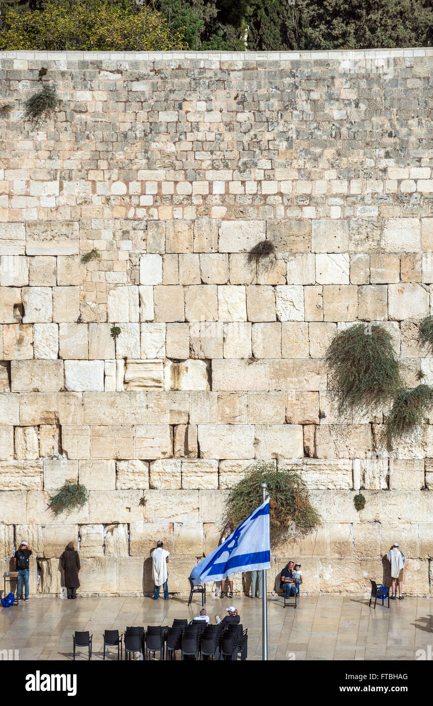 Persone in preghiera al Muro Occidentale (chiamato anche Kotel o Muro del Pianto) nel quartiere ebraico della Città Vecchia di Gerusalemme, Israele Foto Stock