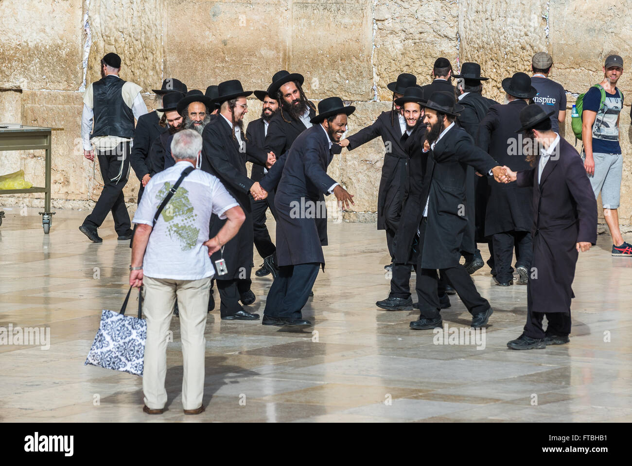 Gli ebrei ortodossi ballare davanti al Muro Occidentale (chiamato anche Kotel o Muro del Pianto), il quartiere ebraico, la Città Vecchia di Gerusalemme, Israele Foto Stock