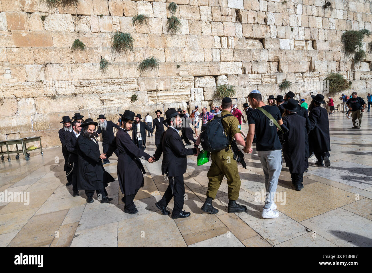 Gli ebrei ortodossi ballare davanti al Muro Occidentale (chiamato anche Kotel o Muro del Pianto), il quartiere ebraico, la Città Vecchia di Gerusalemme, Israele Foto Stock