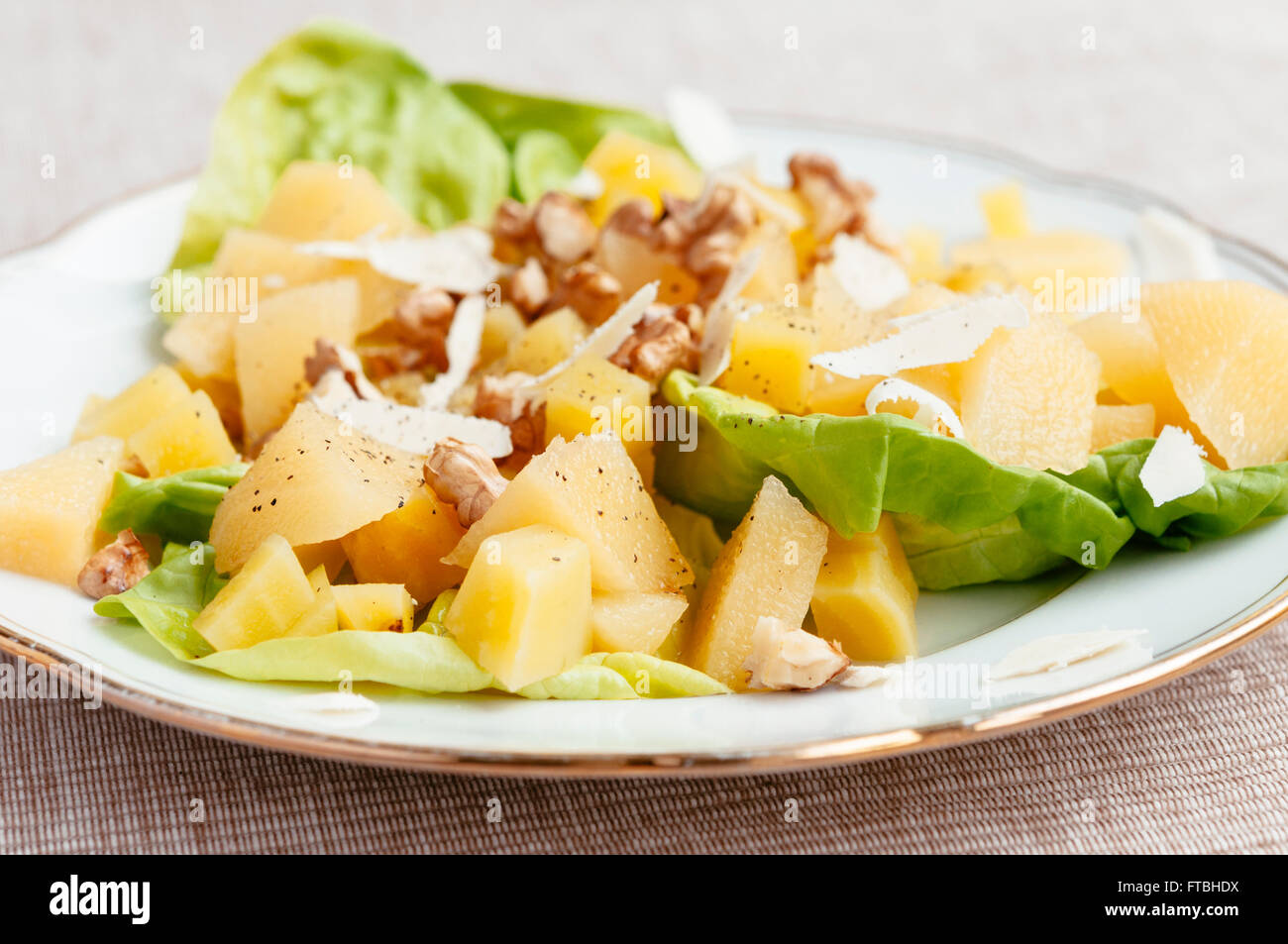 Il giallo di barbabietola e di mela cotogna insalata con noci tostate e formaggio di soia. Foto Stock