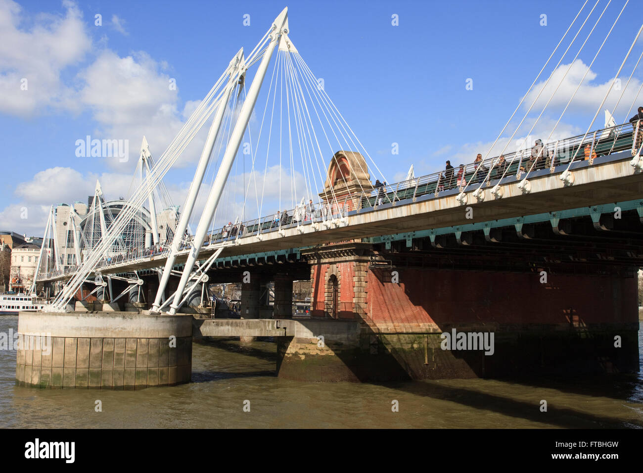 Il Golden Jubilee Bridge di Londra, Inghilterra. Foto Stock
