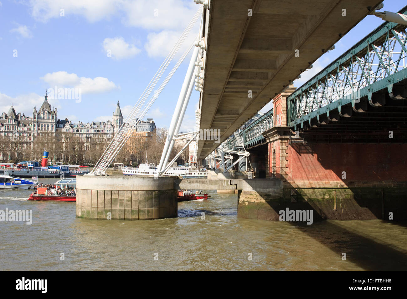 Il lato inferiore del Giubileo d oro Bridge, a Londra, in Inghilterra. Foto Stock