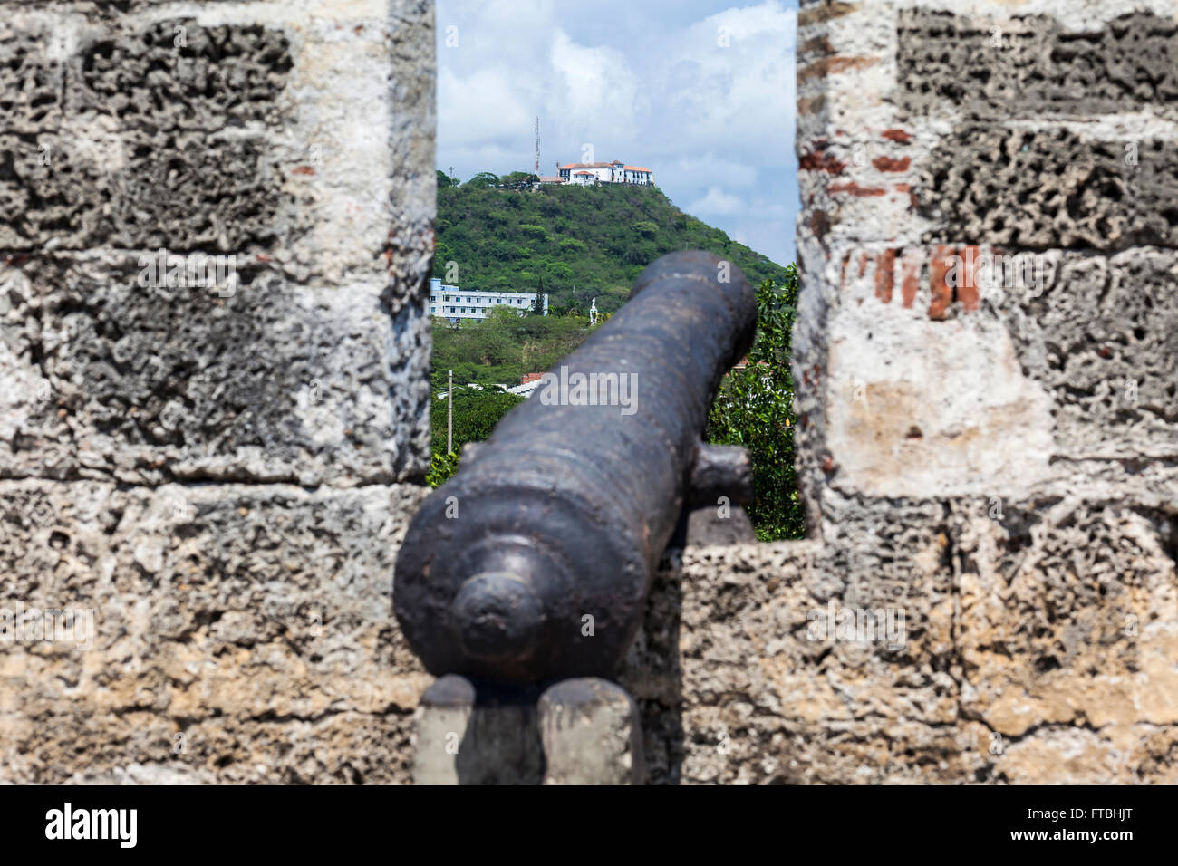 Cannone antica rivolta verso il Cerro de la Popa Foto Stock