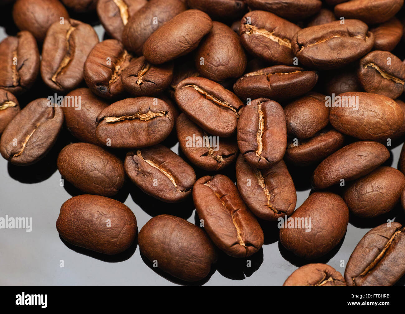 I chicchi di caffè su uno sfondo nero. Close up. Foto Stock