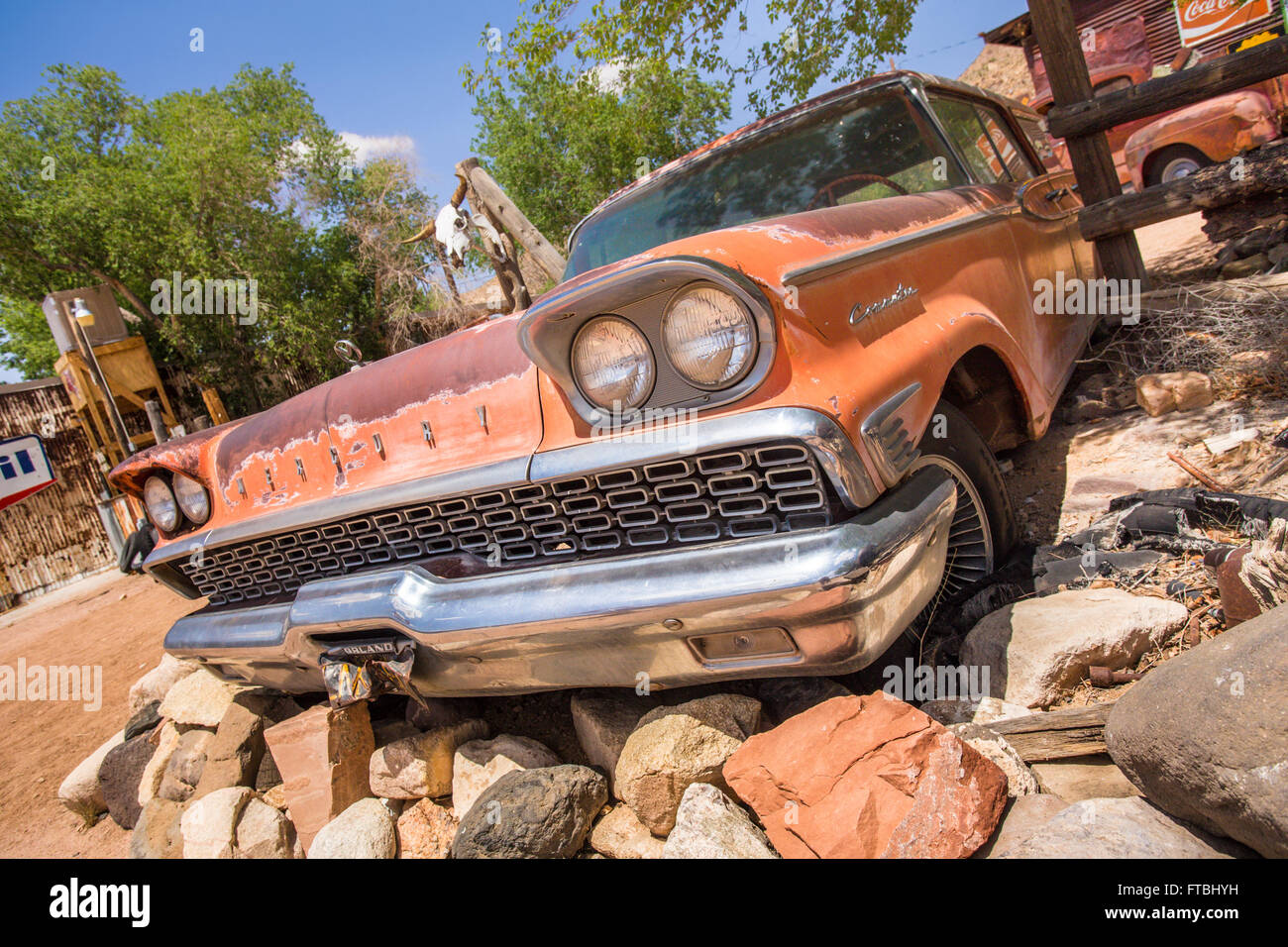 Hackberry, Arizona, Stati Uniti d'America - 8 Maggio 2014: Vista della vecchia Chevy automobile con memorabilia stradale store lungo la Route 66. Foto Stock