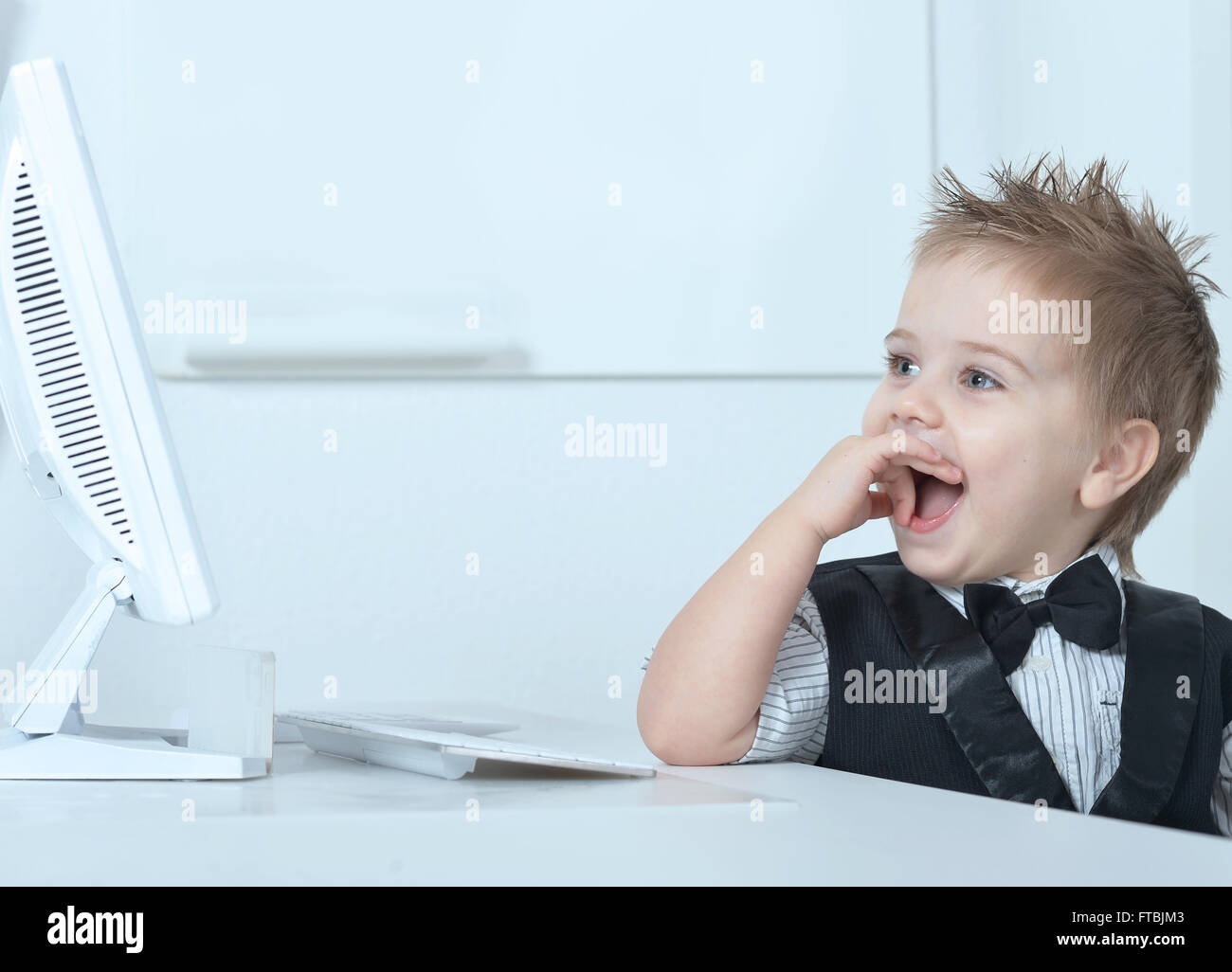 Carino piccolo ragazzo con il computer Foto Stock