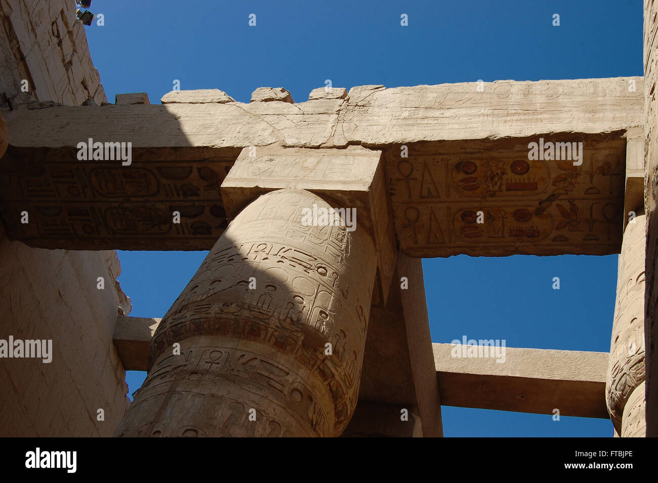 Geroglifici scolpiti su colonne a tempio egizio Foto Stock