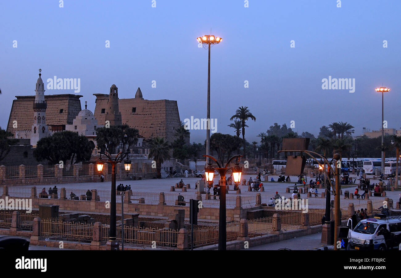 Crepuscolo cade come i tramonti sul Nilo in Egitto Luxor Foto Stock