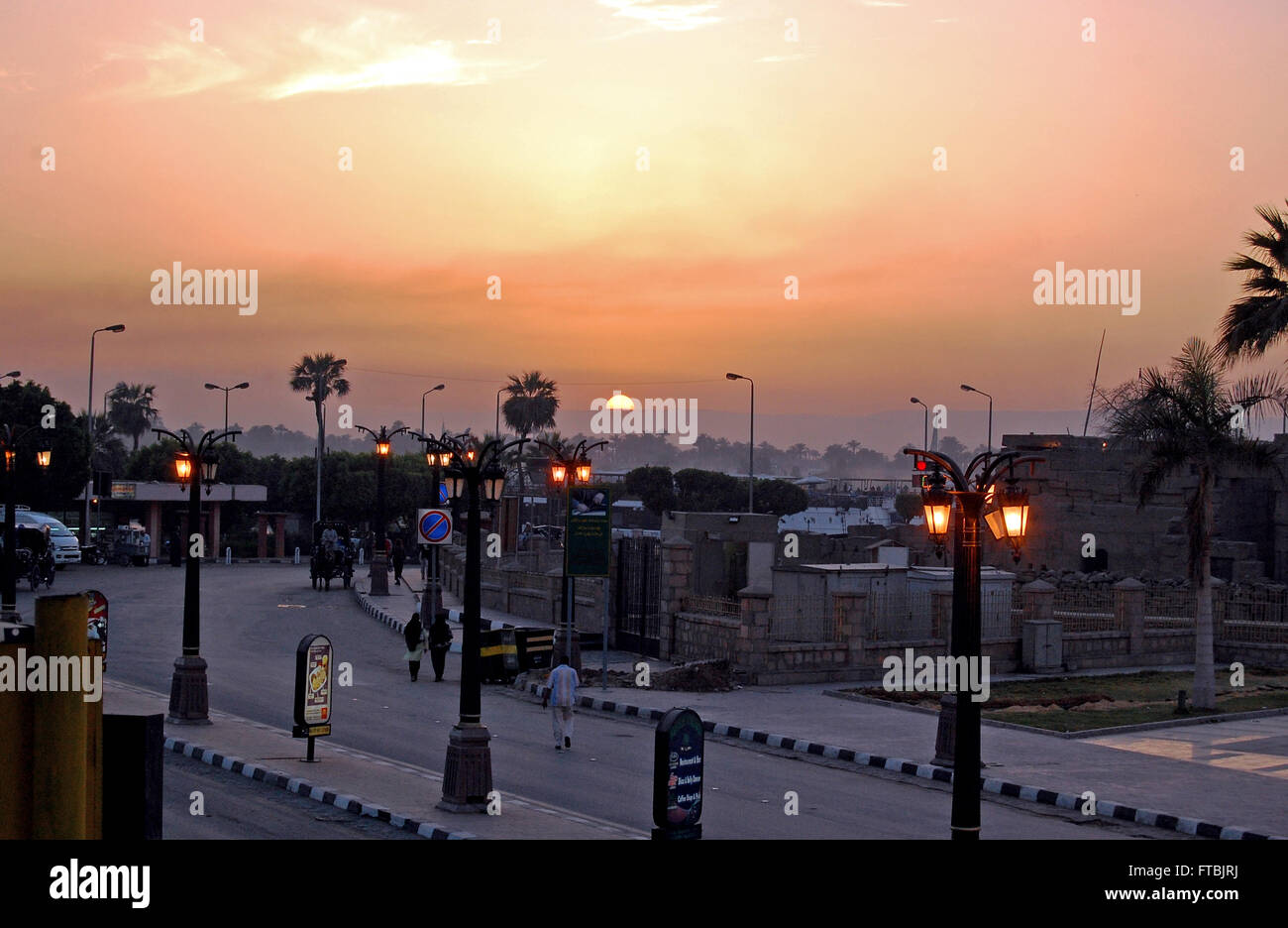 Crepuscolo cade come i tramonti sul Nilo in Egitto Luxor Foto Stock