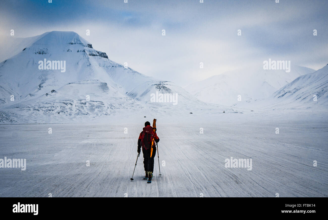 Bleak inverno sci di bellezza attraverso Adventdalen, vicino a Longyearbyen, Svalbard Foto Stock