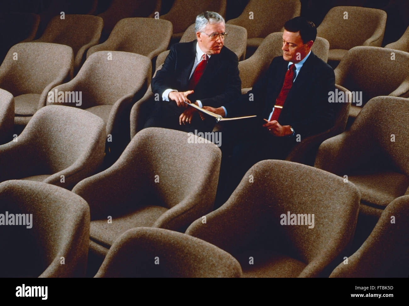 Due corporate business leader seduti nella sala conferenze di grandi dimensioni Foto Stock