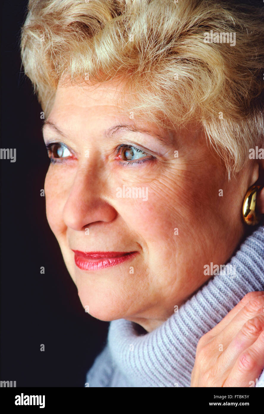 Close-up ritratto di attraente donna di mezza età Foto Stock