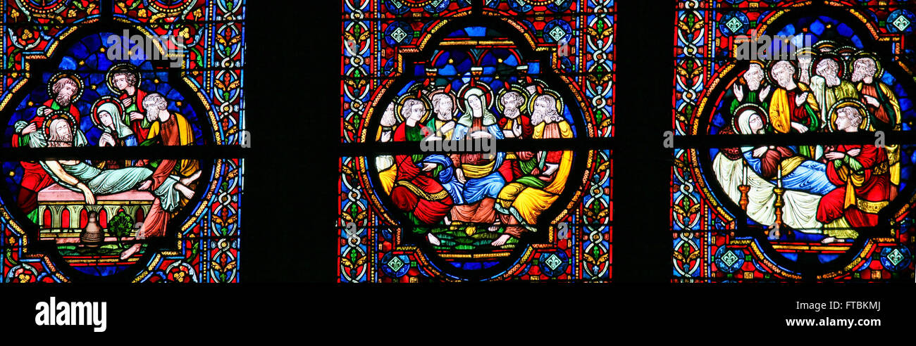 DINANT, Belgio - 16 ottobre 2011 vetrata raffigurante la sepoltura di Gesù, la Pentecoste e la sepoltura di Madre Maria Foto Stock