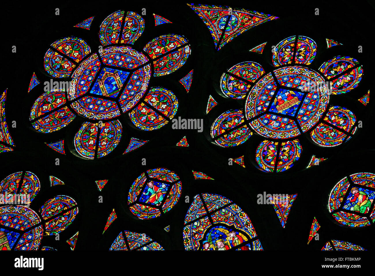 Finestra di vetro colorato nella chiesa di Notre Dame a Dinant, Belgio Foto Stock