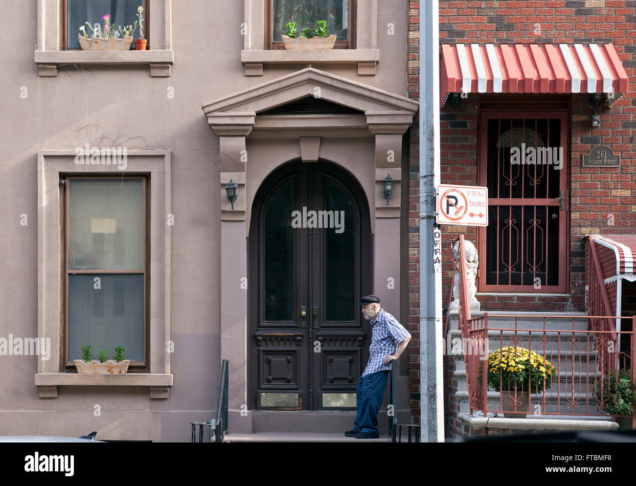 Un uomo sta in piedi a Brooklyn, New York City. Foto Stock