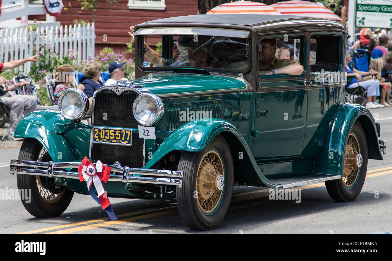 Un Dodge personalizzato classic aziona verso il basso il percorso della parata come le onde del passeggero per la folla durante il Mohawk Valley Parade. Foto Stock