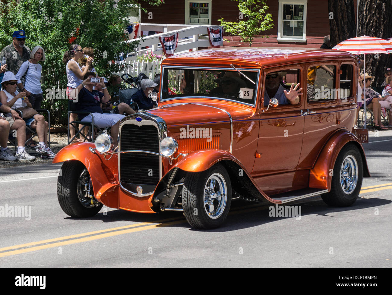 Personalizzare la Ford hot rod aziona verso il basso il percorso della parata come le onde del driver per la folla durante il Mohawk Valley Parade. Foto Stock