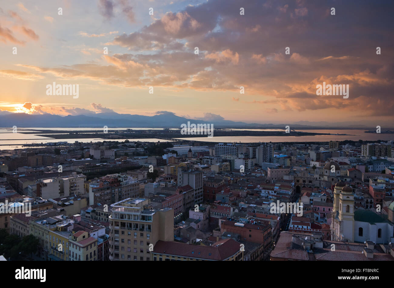 Vista panoramica del centro di Cagliari al tramonto in Sardegna Foto Stock