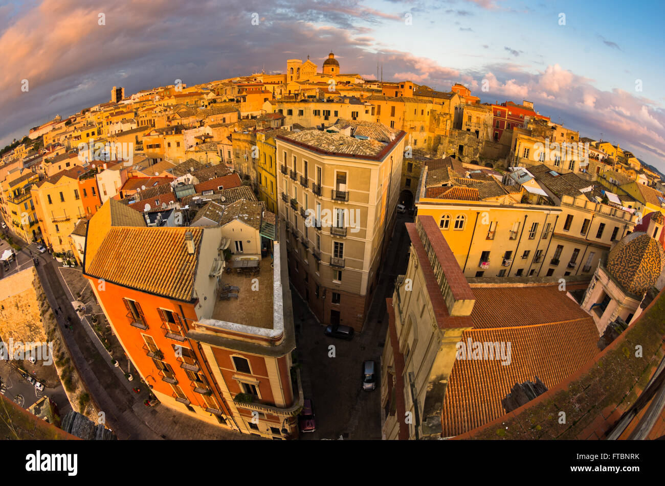 Vista panoramica del centro di Cagliari al tramonto in Sardegna Foto Stock