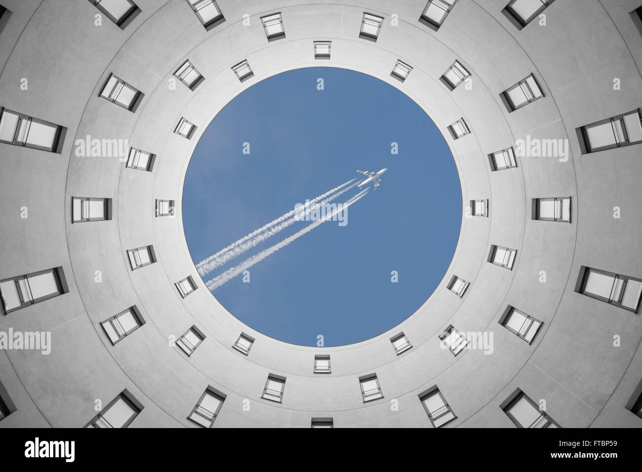 Fuga in vacanza da il lavoro fuori ufficio inferno irregolare moderno edificio circolare Foto Stock