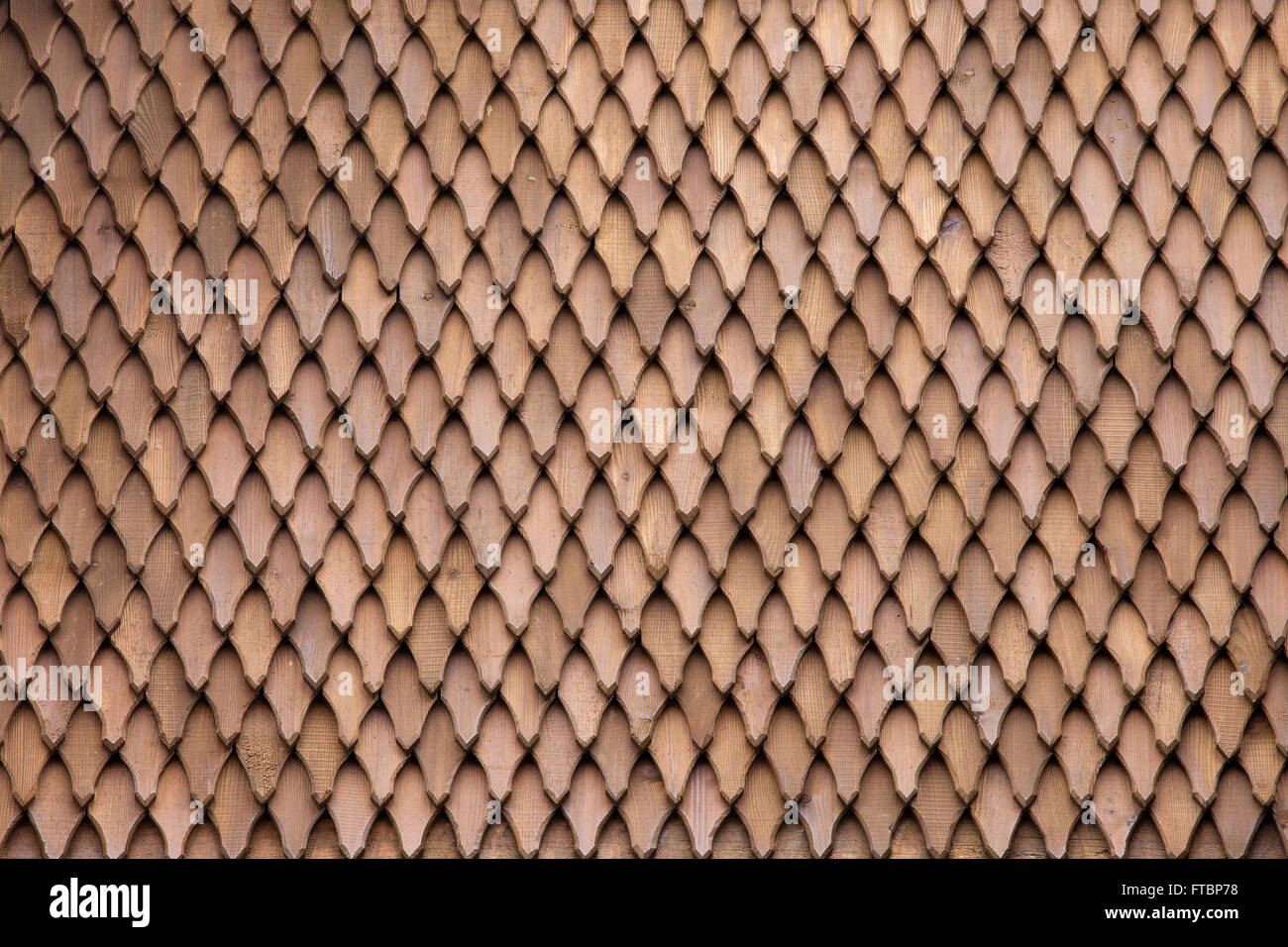 Piastrelle di legno pattern del tradizionale tetto in legno, sfondo, tessitura Foto Stock