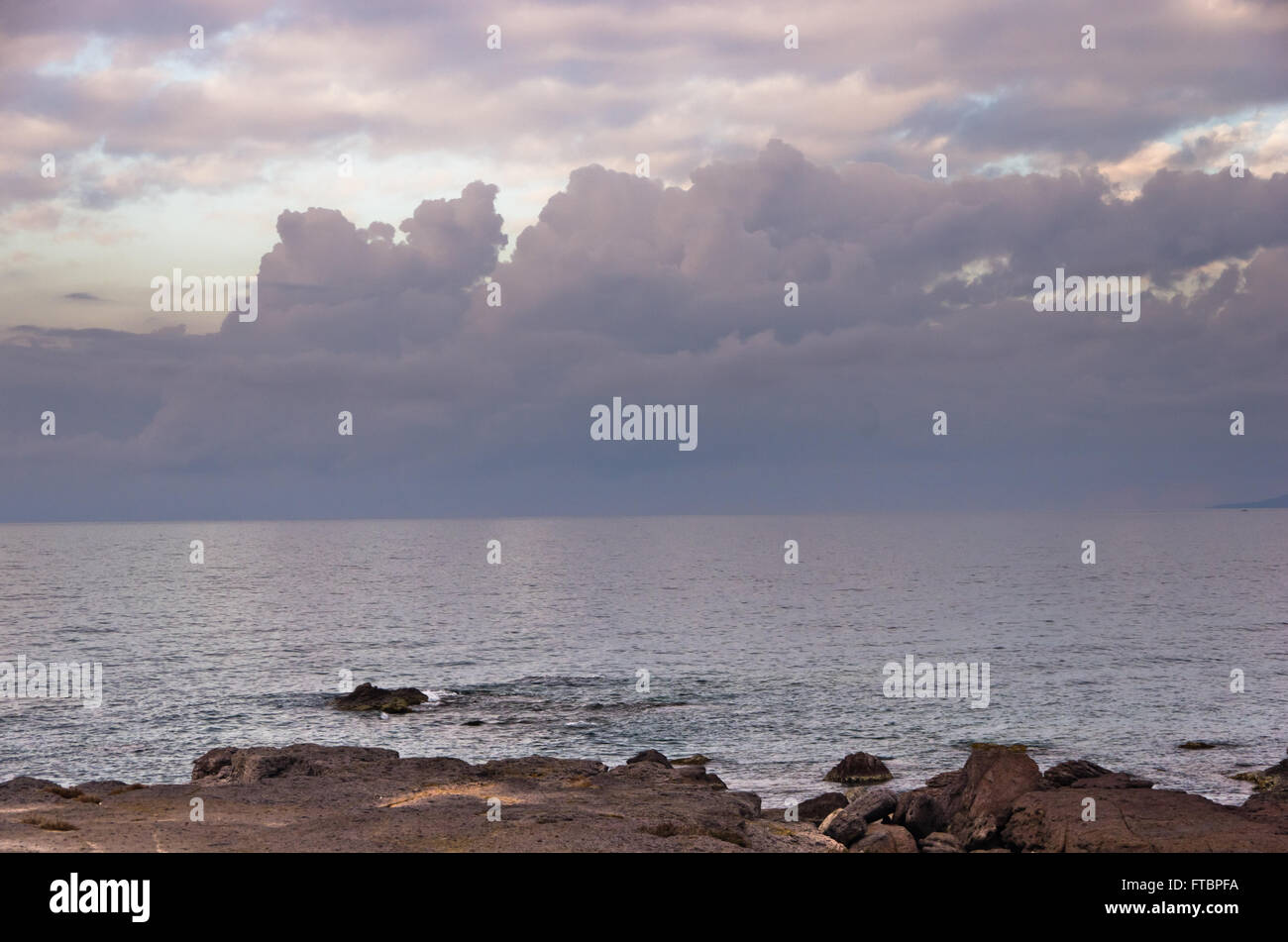 Cloudscape al crepuscolo, costa ovest dell isola di San Pietro, Sardegna Foto Stock