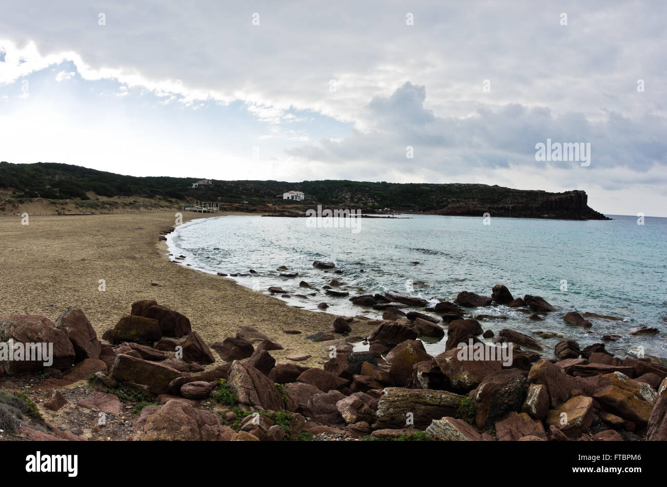 Spiaggia di sabbia con scogliere a fine in Isola di San Pietro, Sardegna Foto Stock