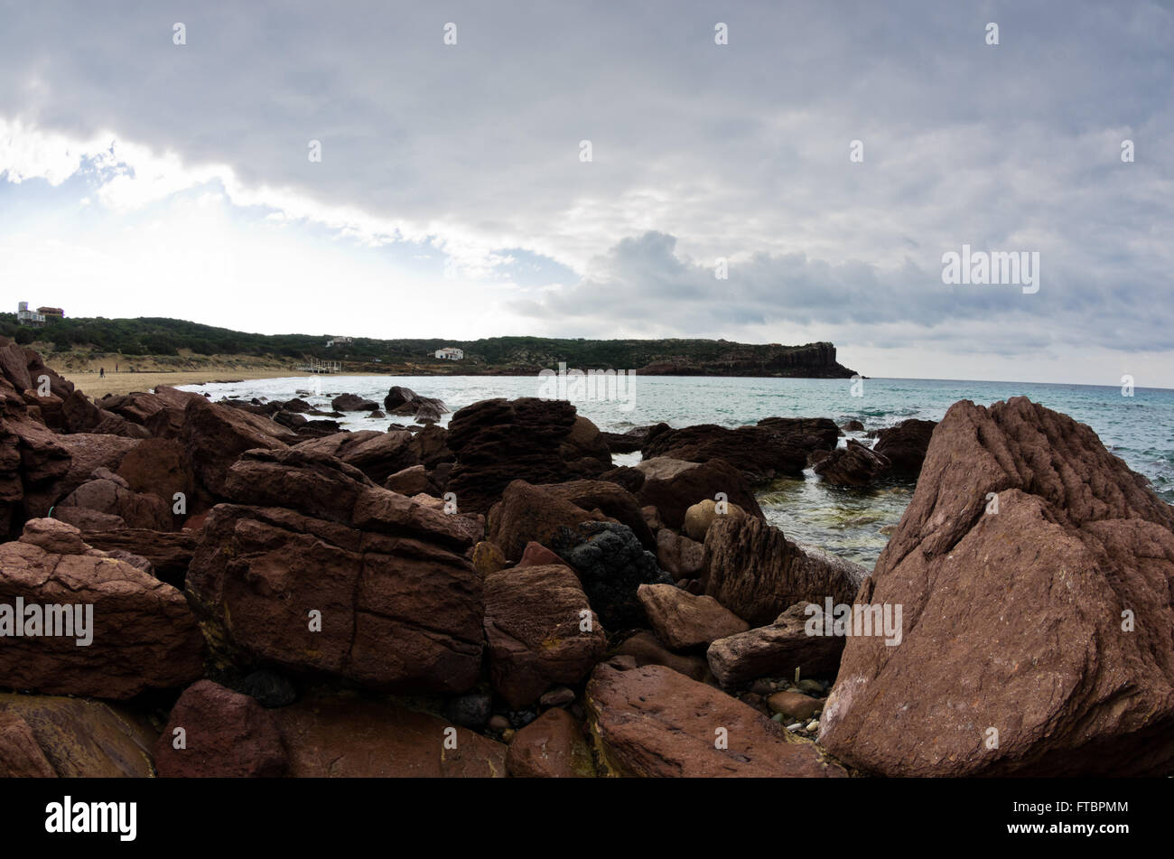 Rocce di mare e le onde a spiaggia di Isola di San Pietro, Sardegna Foto Stock