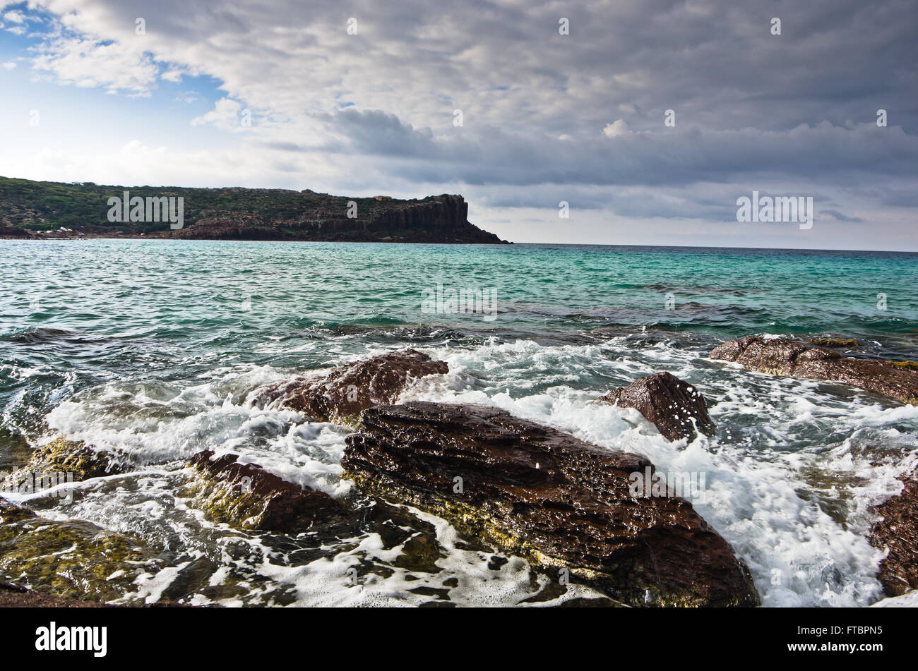 Rocce di mare e le onde a spiaggia di Isola di San Pietro, Sardegna Foto Stock