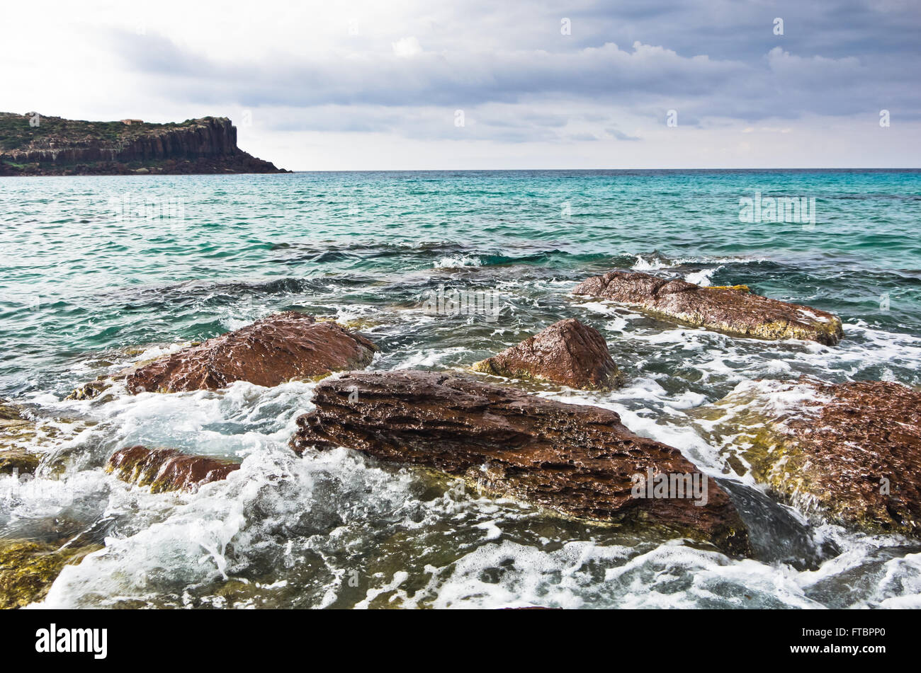 Rocce di mare e le onde a spiaggia di Isola di San Pietro, Sardegna Foto Stock