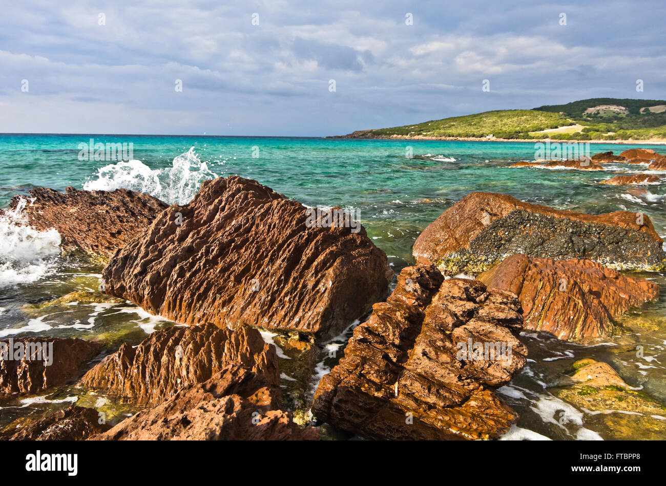 Rocce Rosse e acque turchesi alla spiaggia di Isola di San Pietro, Sardegna Foto Stock