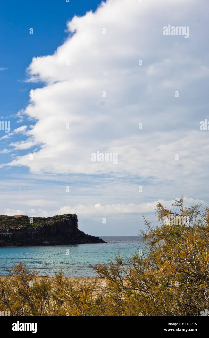 Scogliere alla fine della spiaggia di sabbia in Isola di San Pietro, Sardegna Foto Stock