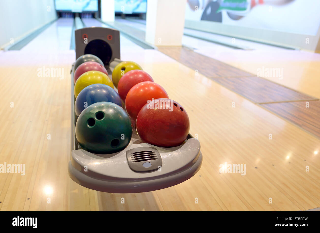 Colorate le palle da bowling nel ritorno a sfera Foto Stock