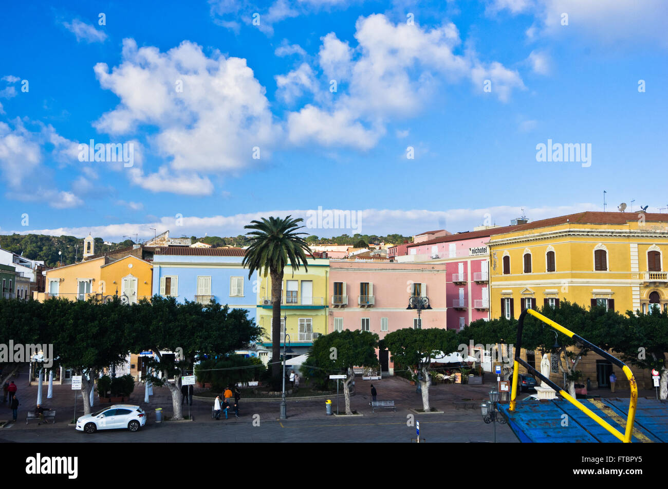 Colorata architettura a Carloforte Harbour, l'isola di San Pietro, Sardegna Foto Stock