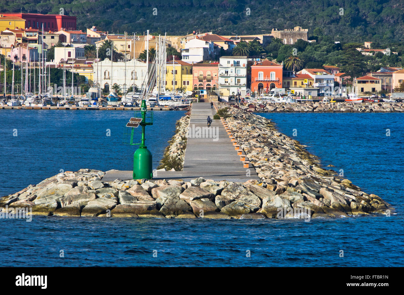 Piccolo faro verde ad ingresso a Carloforte porto di isola di San Pietro, Sardegna Foto Stock