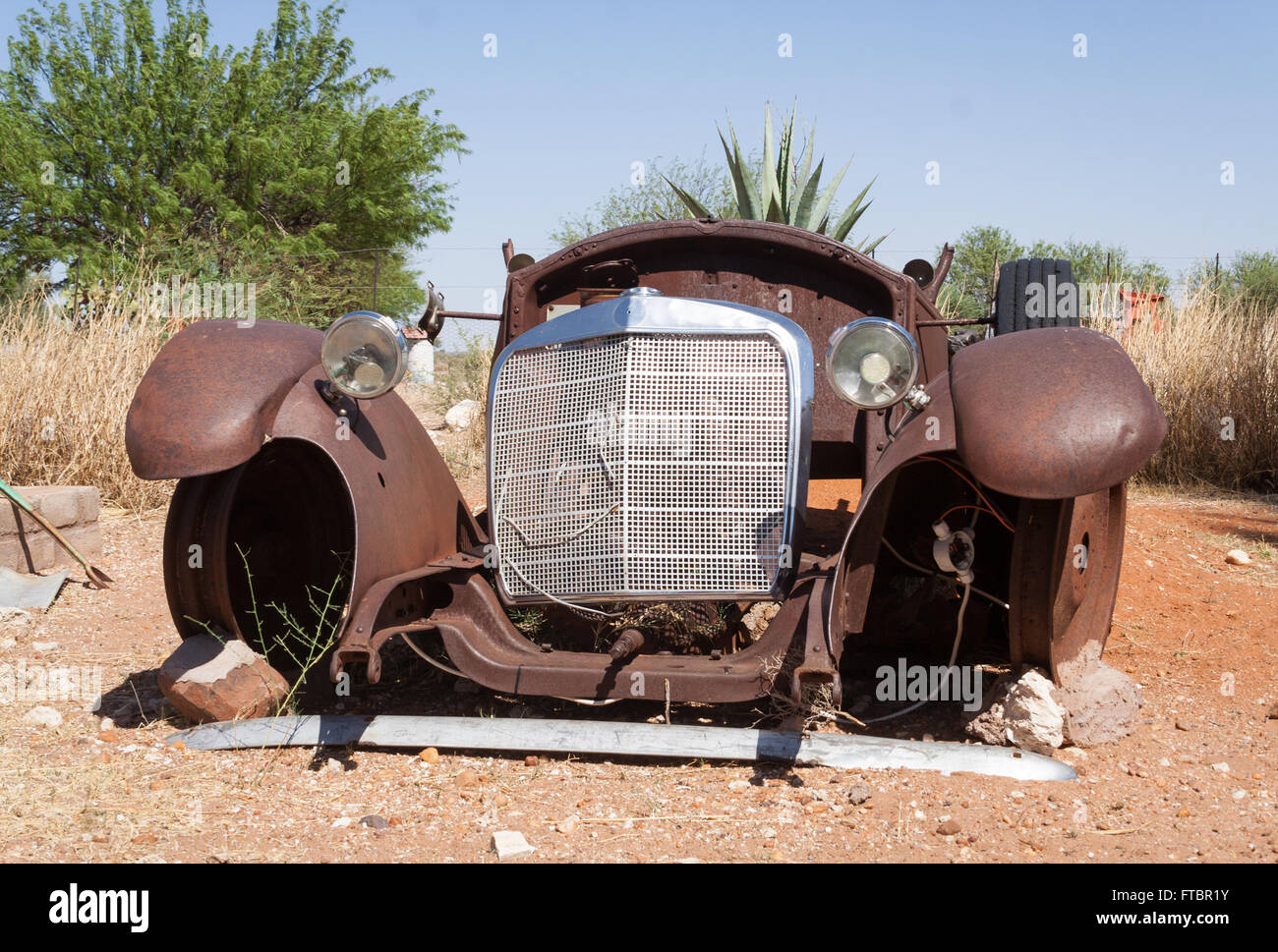 Auto abbandonate nel paesaggio del deserto di Namibia Foto Stock