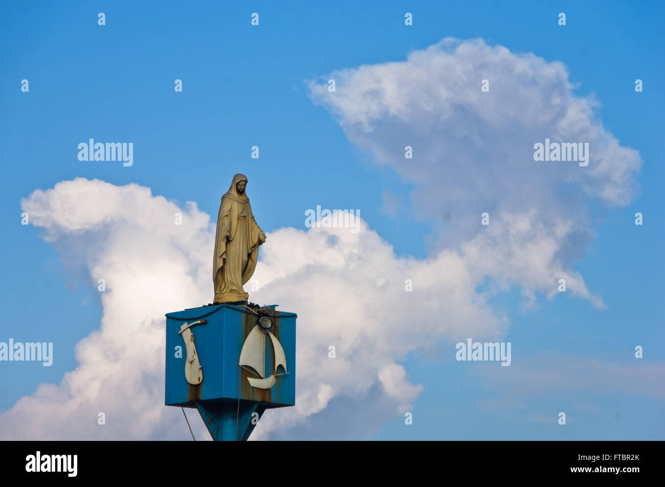 La statua della Madonna al piccolo porto sardo, Sardegna Foto Stock